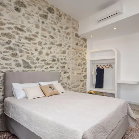 Naxos Center *
