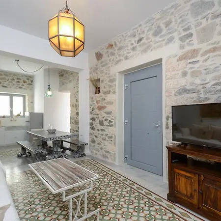 Naxos Center شقة *